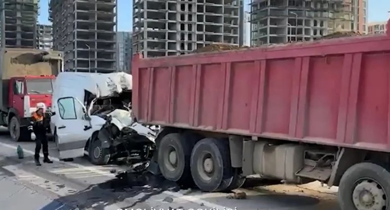 Bakıda yük maşınları toqquşub, sürücü xilas edilib - VİDEO