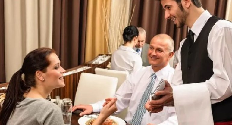Restoranların "vaxt limiti" oyunu: Müştərini məcburi sifarişə vadar etmək qanunidirmi?