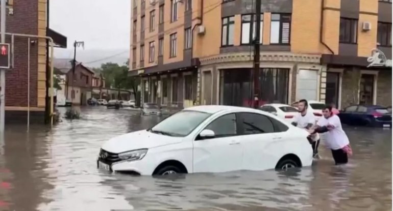 Daşqınlardan zərər çəkən dağıstanlılara kompensasiya ödəndi