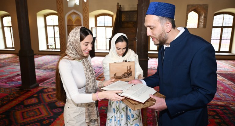 Leyla və Arzu Əliyevalar Xan məscidində&nbsp;- FOTOLAR