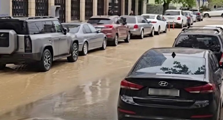 Bakıda boru partladı, küçəni su basdı&nbsp;- VİDEO