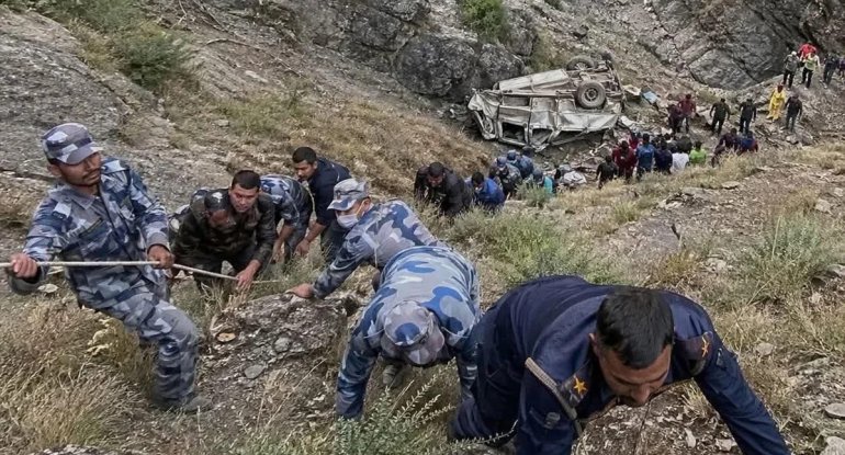 "Jeep"in uçuruma düşməsi nəticəsində 17 nəfər həyatını itirdi
