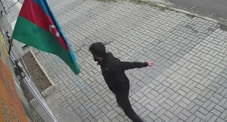 Bayrağa hörmətsizlik etdi, polis hərəkətə keçdi - VİDEO