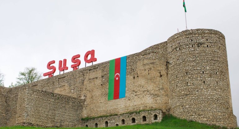 Diplomatik korpusun nümayəndələri Yeni Şuşa məscidində aparılan işlərlə tanış olublar