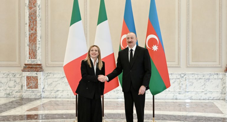 İlham Əliyevin Meloni ilə təkbətək görüşü keçirilir - Fotolar