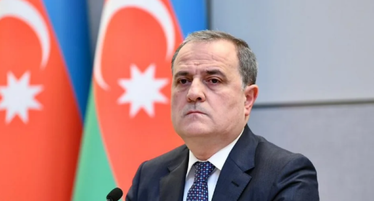 Ceyhun Bayramov Mövlud Çavuşoğluna qardaşına edilən hücumla bağlı zəng edib