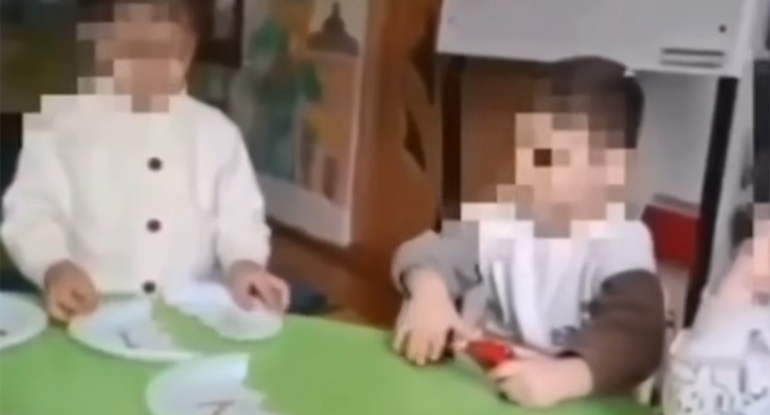 Bağçada tərbiyəçi uşaqlara kobudluq etdi, işdən çıxarıldı&nbsp;- Video