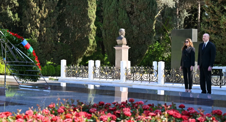 İlham Əliyev və Mehriban Əliyeva Fəxri xiyabanda Ulu Öndər Heydər Əliyevin məzarını ziyarət ediblər