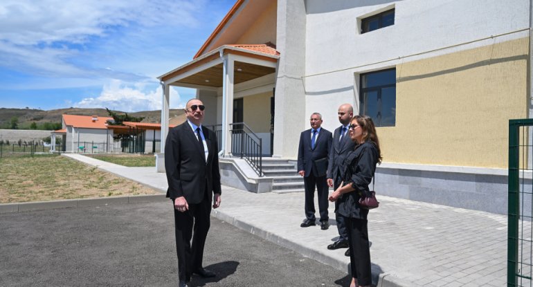 İlham Əliyev və Mehriban Əliyeva Şükürbəyli kəndində fərdi evlərdə yaradılmış şəraitlə tanış olublar