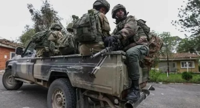 Konqoda silahlılar 60-dan çox insanı öldürüb