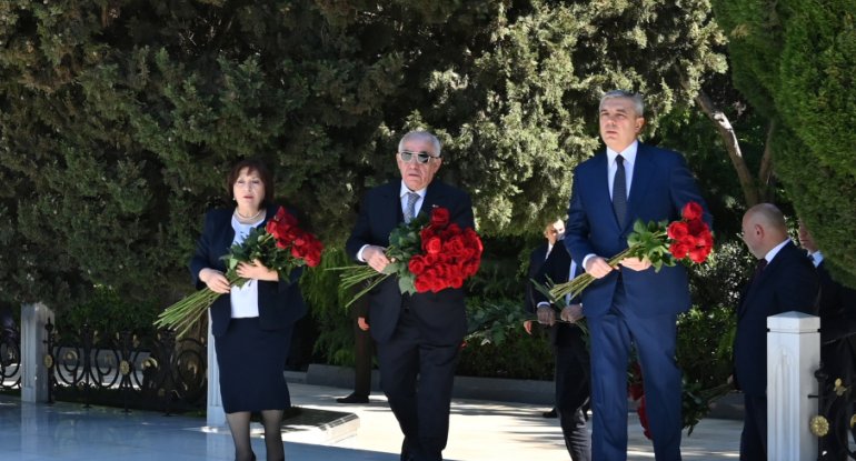 Dövlət və hökumət rəsmiləri Ulu Öndər Heydər Əliyevin məzarını ziyarət ediblər