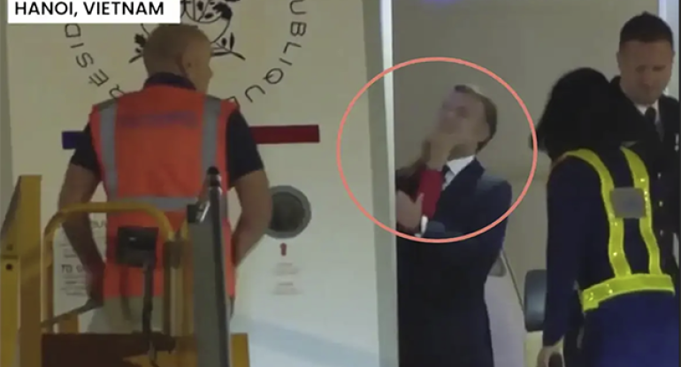 Həyat yoldaşı Makronu aktrisa ilə yazışmalarına görə şillələyibmiş