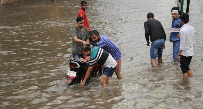 Hindistanda şiddətli yağış və fırtına nəticəsində onlarla insan ölüb