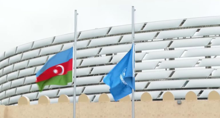 Bakıda WUF13-da Azərbaycan və BMT bayraqlarının qaldırılma mərasimi keçirilir