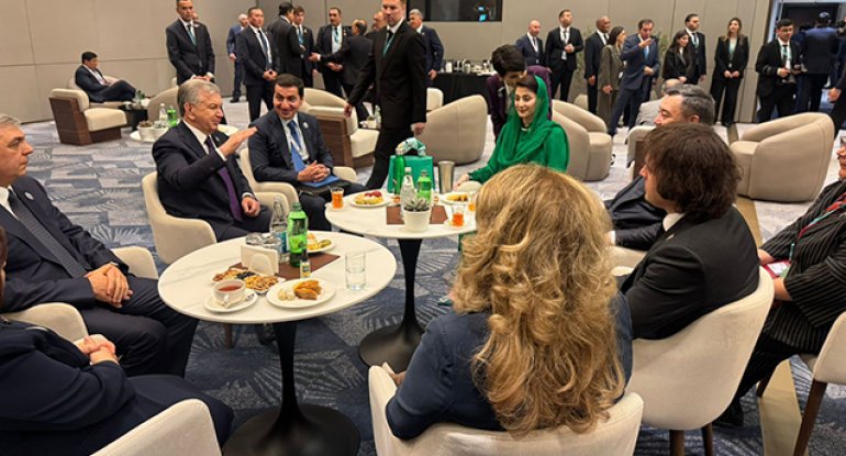 Bakıda liderlərlə çay süfrəsindən foto paylaşdı