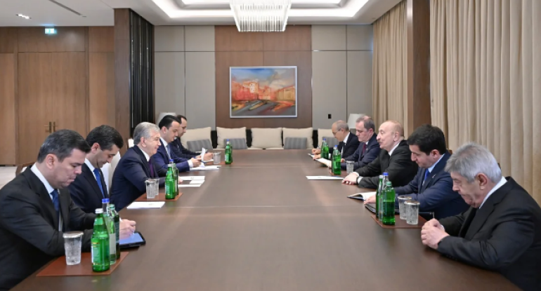 İlham Əliyev Özbəkistan Prezidenti Şavkat Mirziyoyevlə görüşüb
