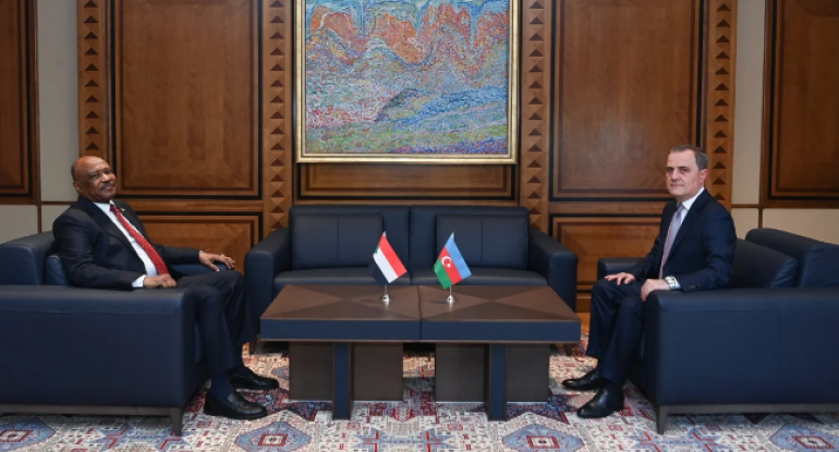 Ceyhun Bayramov sudanlı həmkarı ilə görüşüb