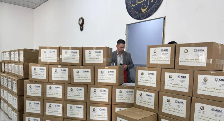 Azərbaycan Kərkükdə 150 ailəyə bayram sovqatı çatdırıb