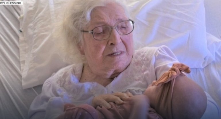 Bir fotoda 6 nəsil: sosial şəbəkələri duyğulandıran ailə görüşü
