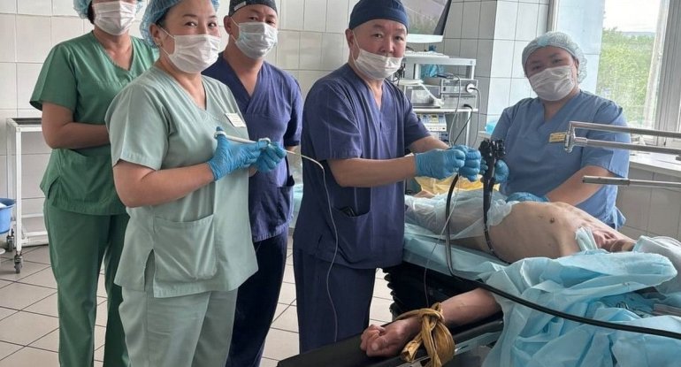 Kişinin mədəsindən qapı petləsi çıxarıldı