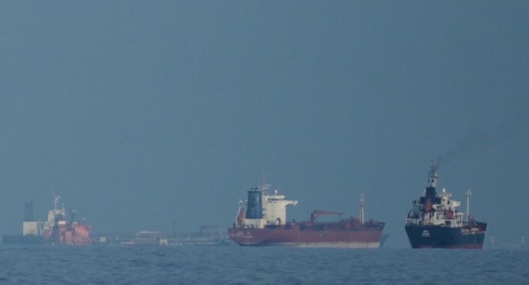 Oman sahillərində tanker atəşə tutulub