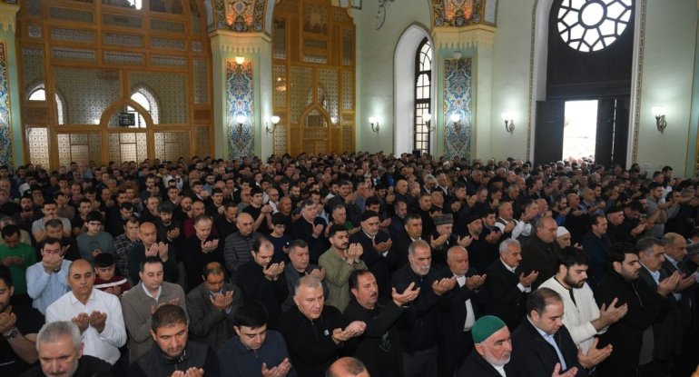 Təzəpir məscidində Qurban bayramı namazı qılınıb