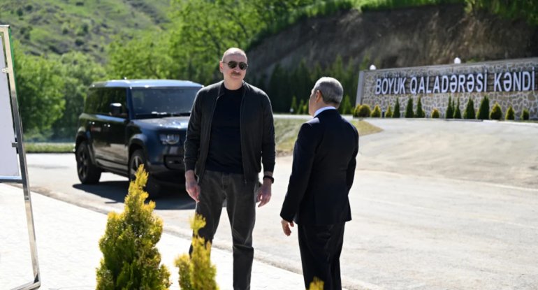 İlham Əliyev Şuşanın Böyük Qaladərəsi kəndində görülən işlərlə tanış olub, sakinlərlə görüşüb
