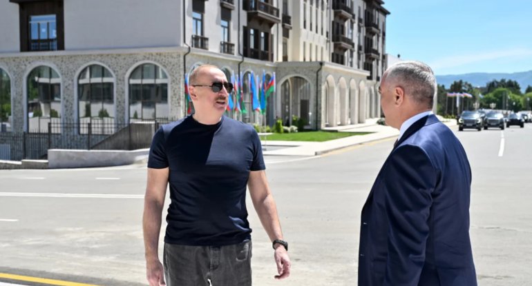 İlham Əliyev Xankəndidə əsaslı şəkildə yenidən qurulmuş Mədəniyyət Mərkəzinin açılışında iştirak edib