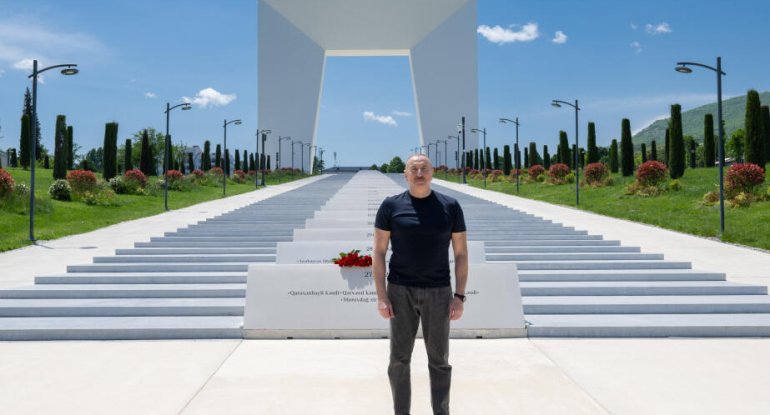 Prezident Xankəndidə Zəfər tağının önünə gül dəstələri düzüb - FOTO