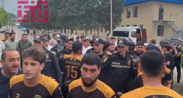 Azərbaycanda futbolçular və azarkeşlər arasında dava düşdü