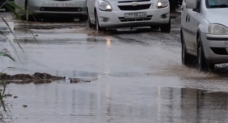 &ldquo;Yol bərbad vəziyyətdədir, avtobus da, taksi də gəlmir&rdquo; - Video