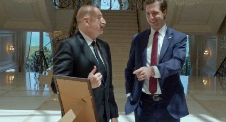 Prezident Trampın xatirə hədiyyəsini ABŞ dövlət katibinin köməkçisinə göstərib