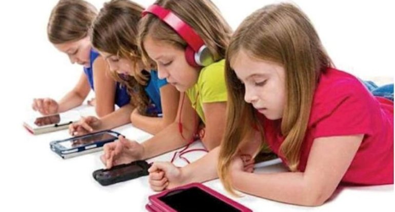 Bu ölkədə məktəblərdə telefon istifadəsini məhdudlaşdıran qanun layihəsini təsdiqləyib