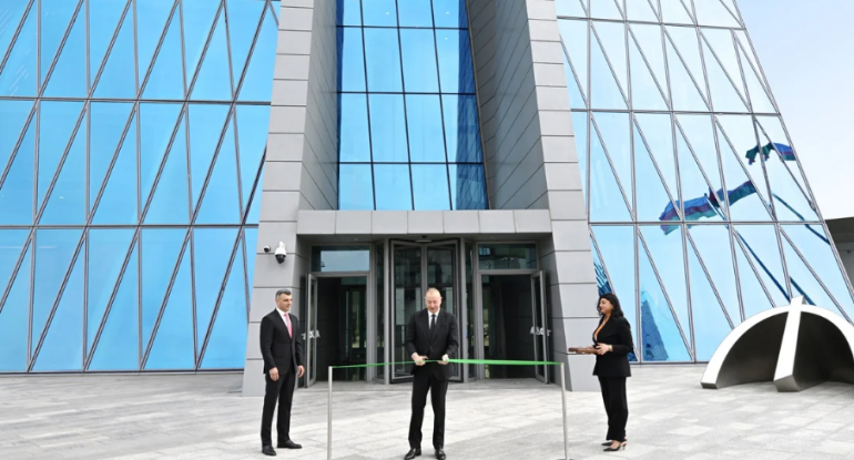 İlham Əliyev Mərkəzi Bankın yeni binasının açılışında iştirak edib