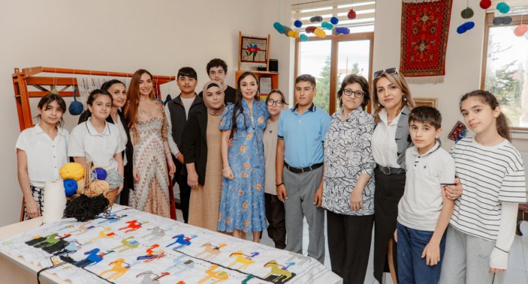 Leyla Əliyeva və Arzu Əliyeva 11 nömrəli inteqrasiya təlimli internat tipli ümumtəhsil məktəbində olublar