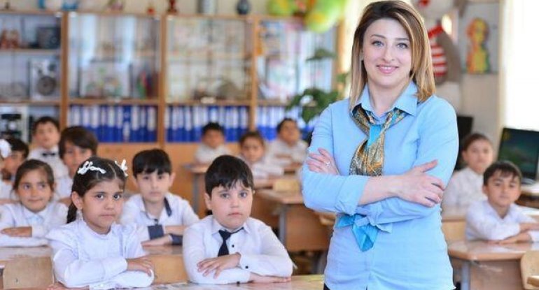 Azərbaycanda İLK&nbsp;- Müəllimlərə güzəştli kartlar verildi