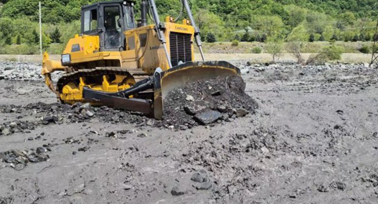 Sel Laza yolunu yararsız vəziyyətə saldı
