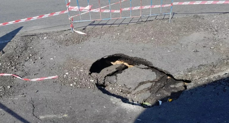 Bakının mərkəzində yolda çökmə: İri çuxur yarandı - FOTO