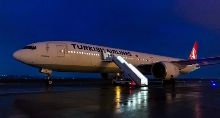 Türkiyədə təyyarə radar dirəyinə çırpılıb