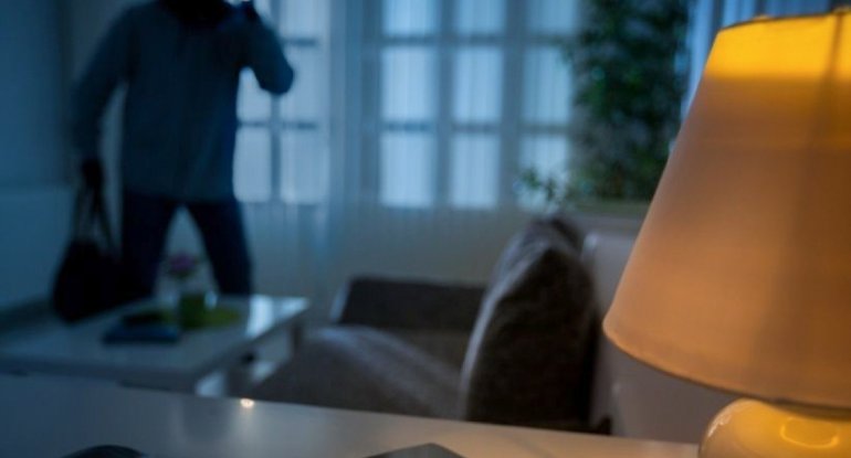Restoranın paltar dolabından 5 min dollar oğurlayan şəxs saxlanılıb