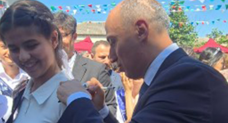 Nazir məzunların köynəyini bir-bir imzaladı&nbsp;- Video - Fotolar
