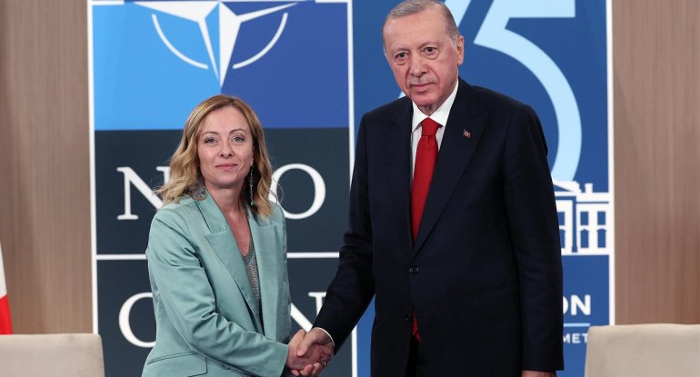 Meloni Ərdoğanın sözünü yerə salmadı - Siqareti tərgitdi