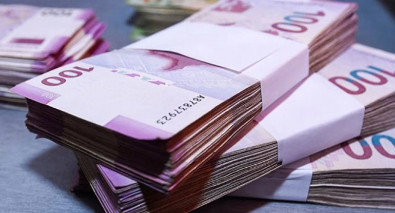 İşlədiyi mağazadan 10 min manat oğurladı