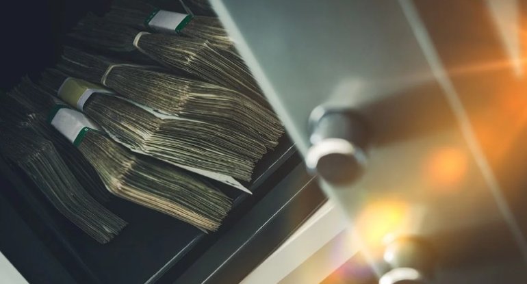 BDU-nun müəlliminin evindən 1.6 milyon manat oğurlanıb &ndash; Bacısı oğlanları həbs olundu