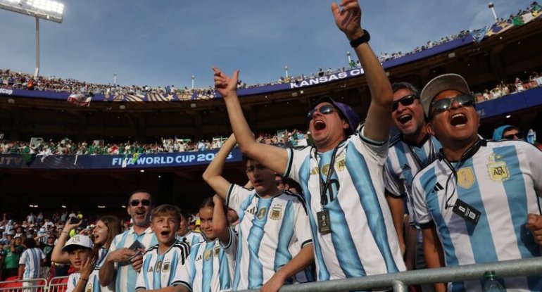 Argentina azarkeşlərinin avtomobili atəşə tutulub