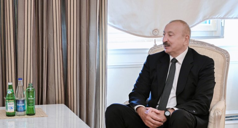 Prezident babasından danışdı: "İş kabinetlərimdə heç bir heykəl yoxdur, təkcə bu var"