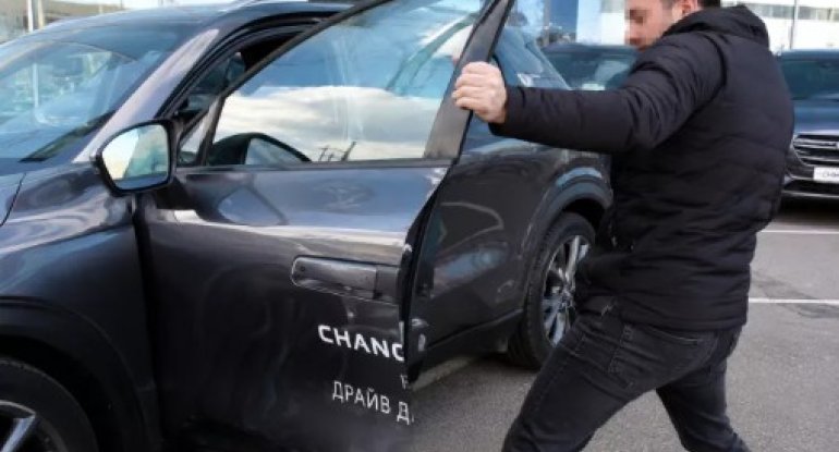 Bakıda taksi sürücüsü &ldquo;Changan&rdquo;ın qapısını kobud açan sərnişini döydü