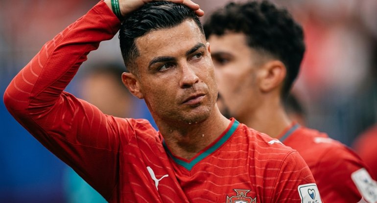 &ldquo;Gənclərə mane olur, kənara çəkilsin&rdquo; - Ronaldonu topa tutdu