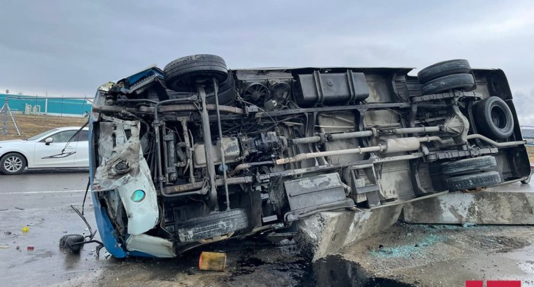 Mikroavtobus aşdı, xəsarət alanlar var