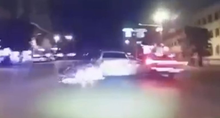 Manevr qaydasını pozub motosikleti vurdu&nbsp;- ANBAAN VİDEO